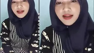 Хатуу нүдтэй залуу хүсэл тэмүүлэлтэй залуугийн тахиа залгидаг