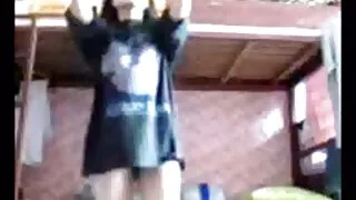 Залуу гичий fucks нөхөр нь нүдний шил буйдан дээр