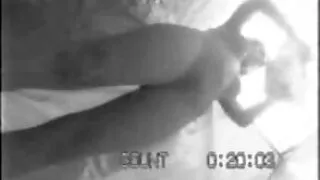 Далайн эргийн жижиг сандал дээр охин бүрээ хуруугаараа