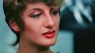 Халуун залуу эмэгтэй тахиа дээр өргөн, хэмнэлтэй байдлаар хөдөлдөг