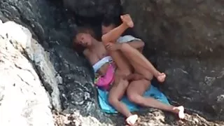 Гуалиг бяцхан хүүгийн дуртай хар хойлог орон дээр