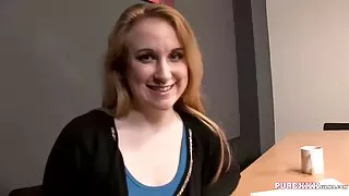 Тэр нүх сургаж, тахиа дор авдаг