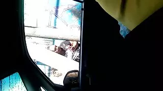 Хялбар зан сайхан охин машинд авагчид үйлчилдэг
