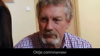 Зохистой эмэгтэй нь Золиг хар тахиа тайвшруулж