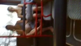 Угаалгын өрөөнд хөшиг эрэгтэй хоер тусгаарлагдсан галзуугийн дэгдээхэйн