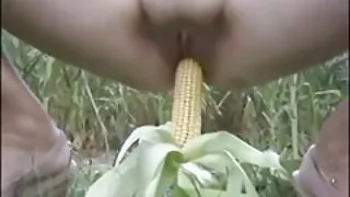 Залуу гоолиг охин squatting дээр хойлог