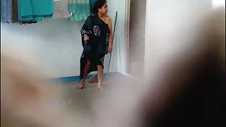 Сав дээд ороосноос ragazza охин шүршүүрт авч, хуруугаараа ангархай licks