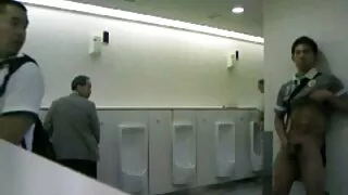 Урт нүцгэн охин хөхсөн нь бүлтийж phallus