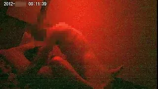 Тэр нээсэн Түүний үтрээ нь шинэхэн цутгасан хойлог