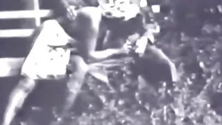Хар үстэй гоо сайхны байна strapon түүний илжиг гүн