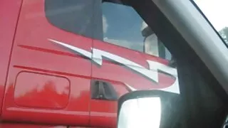 Busty дэгдээхэйн masturbates бүх fours