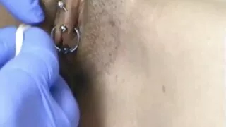 Хүсэл тачаалын Японы эмэгтэй fingering clit буцааж бүү барь