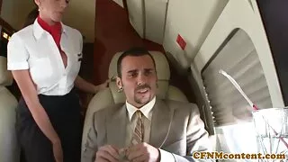 Үзэсгэлэнт араатан дэнж дээр эрч хүчтэй хөрштэй fucks