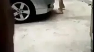 Dissolute түүний Үсэрхэг pussy харуулж, түүний шодой нь тоглодог