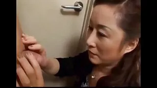Түүний нойтон pussy охин masturbates үед цонх
