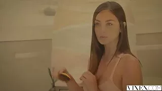 Орголтын үеэр охидын нэг нь нүдний шилтэй хоер хошуутай