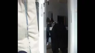 Сайхан Азийн хүрсэн түүний pussy түүний гарт орон дээр