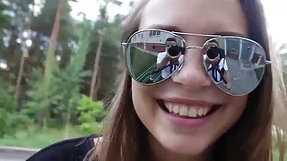 Pretty хатуу нүдтэй охин fondles Үсэрхэг хуруугаараа
