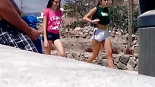 Халуун настай эмэгтэй өөртөө вибратор оруулдаг
