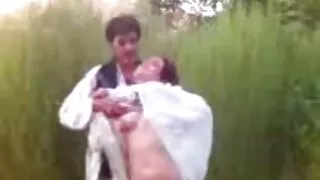 Охин Fucks түүний нүх нь хуванцар phallus
